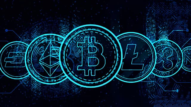 Technical Analysis Reveals Key Levels for XRP, Solana, and QTUM