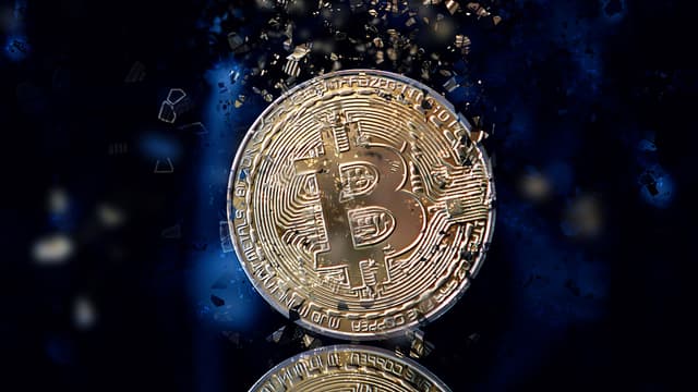 Bitcoin Shatters Record: Experts Predict Explosive Price Movements and Altcoin Impact