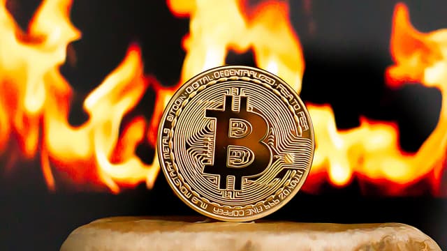 Analyst Predicts Solana and Bitcoin May Face Significant Price Drops
