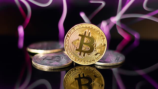 Traders Push Bitcoin with Leverage, Facing Risks of Sudden Downturn